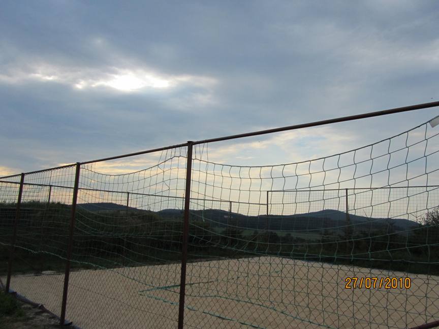 (331)Poničena sít na bech hřišti.jpg